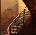 Coup de Fouet in Hotel Tassel, balustrade en behang.jpg