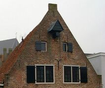 Donkerstraat, Harderwijk. Achtergevel uitgevoerd als tuitgevel met vlechtingen en een rollaag