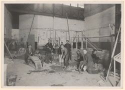 Leerlingen werken aan korfboog circa 1935