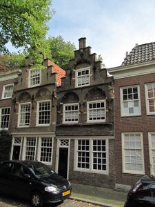 Twee Dordtse gevels in de Museumstraat
