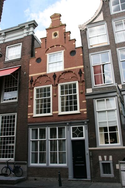 File:Dordtse gevel in de Wijnstraat geschilderd in Dordtse kleuren.jpg