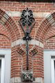 Detail van een Dordtse gevel met muuranker en gebeeldhouwd kopje.jpg