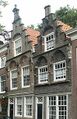 Dordrecht- Gotische gevel met driepassen in de nissen boven de ramen.jpg