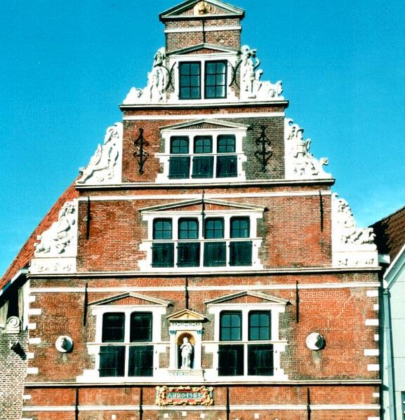 File:Hoorn, Kerkplein 39. Trapgevel uit 1563 in Renaissance-stijl. Klassieke driehoekige frontons en klauwstukken.jpg